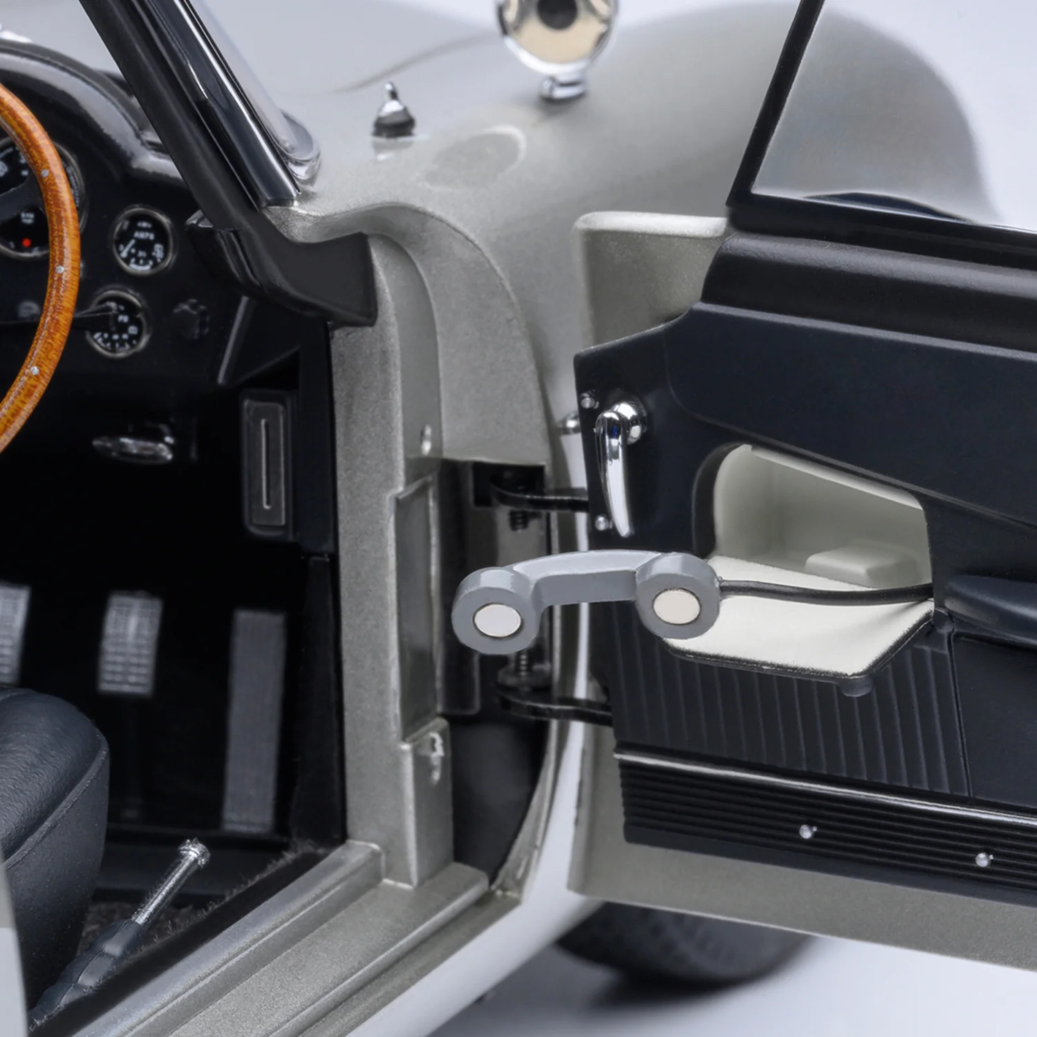 James Bond Aston Martin DB5 Model Car - Goldfinger Edition - By AUTOart - Image 20