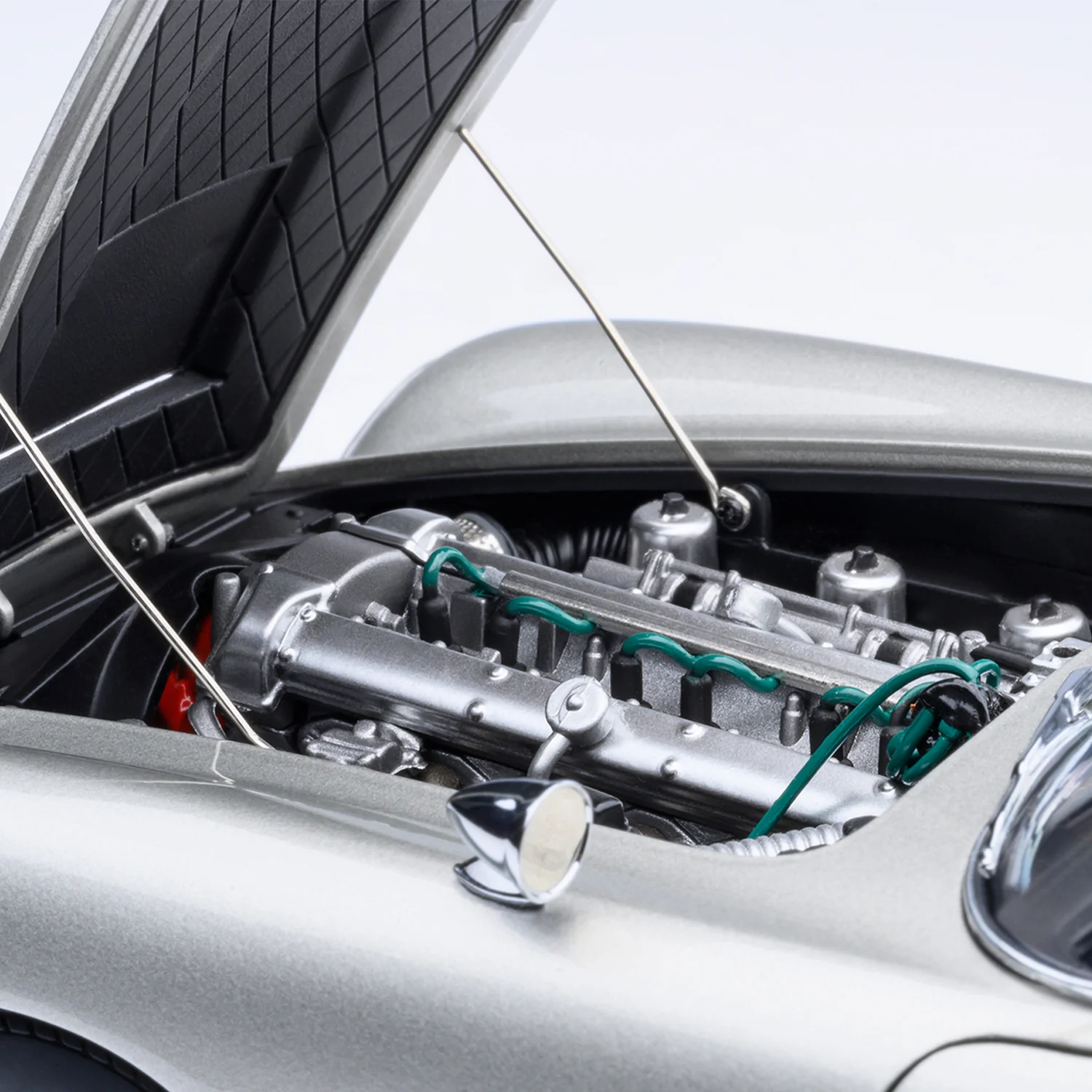 James Bond Aston Martin DB5 Model Car - Goldfinger Edition - By AUTOart - Image 4