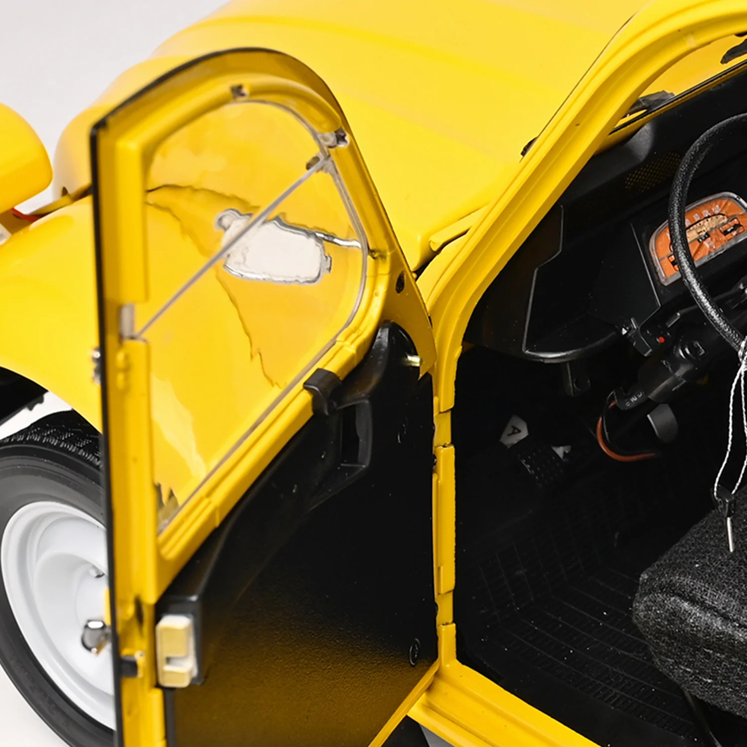 James Bond For Your Eyes Only Citroën 2CV Model Car Kit - By Agora Models (Pre-order) - Image 9
