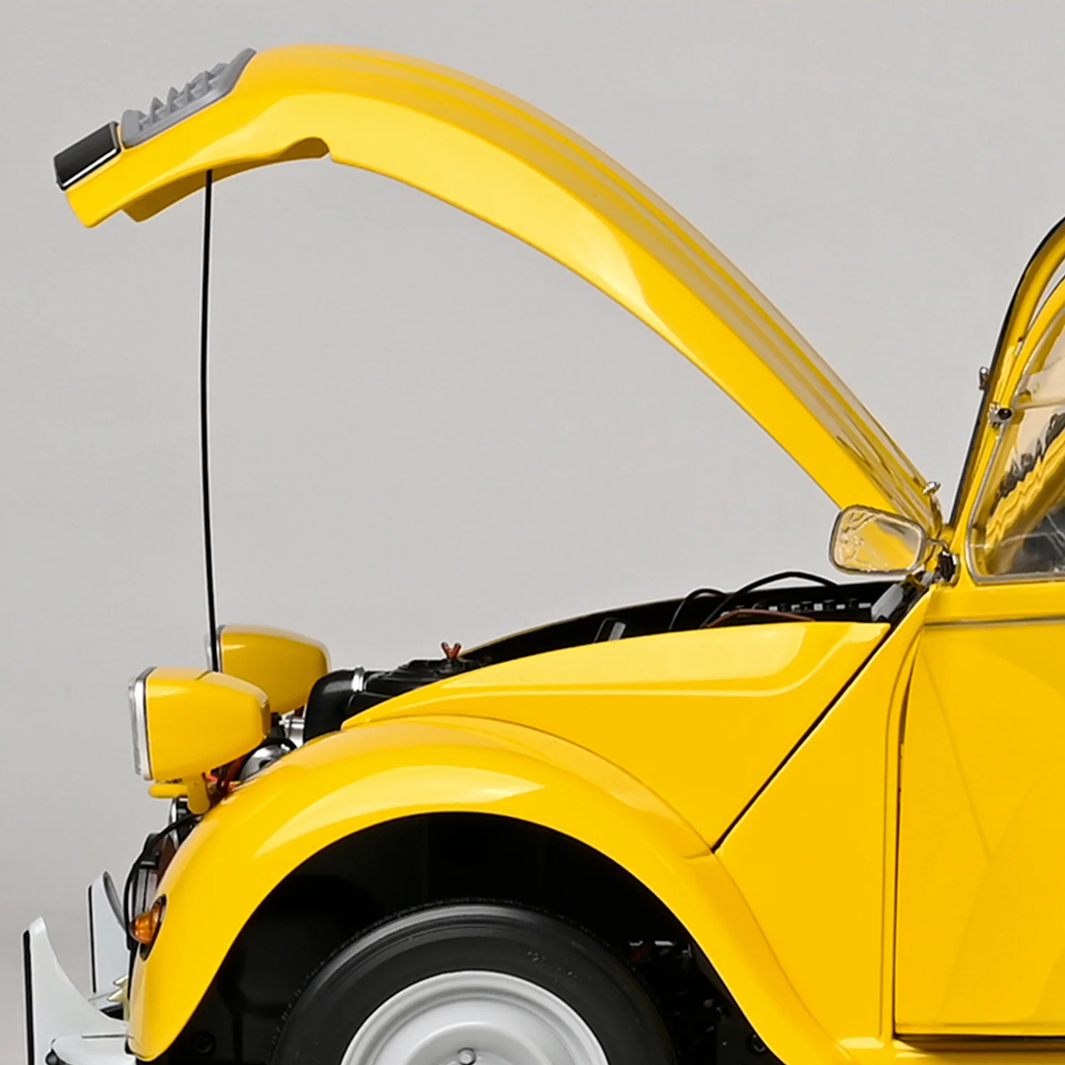 James Bond For Your Eyes Only Citroën 2CV Model Car Kit - By Agora Models (Pre-order) - Image 11