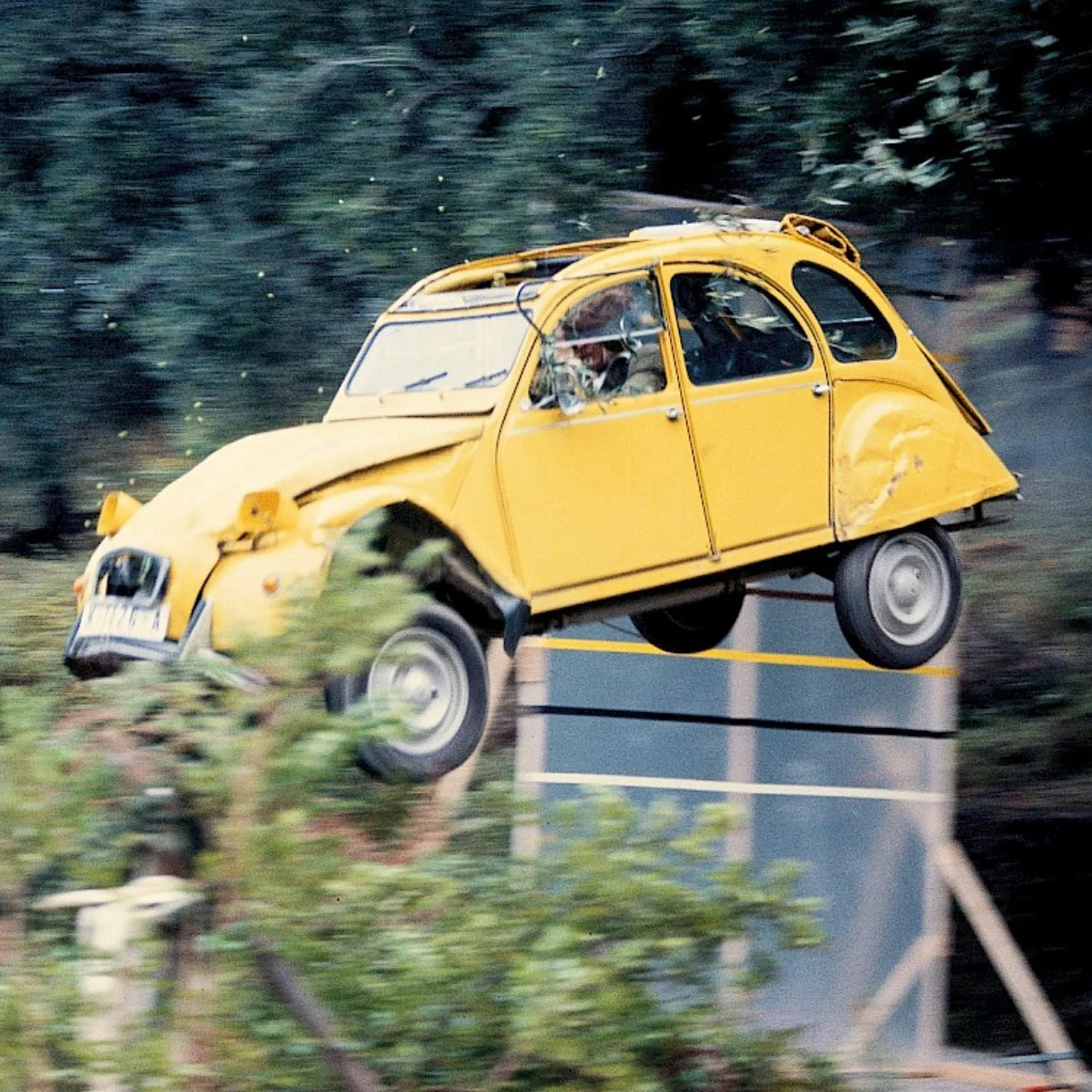 James Bond For Your Eyes Only Citroën 2CV Model Car Kit - By Agora Models (Pre-order) - Image 2
