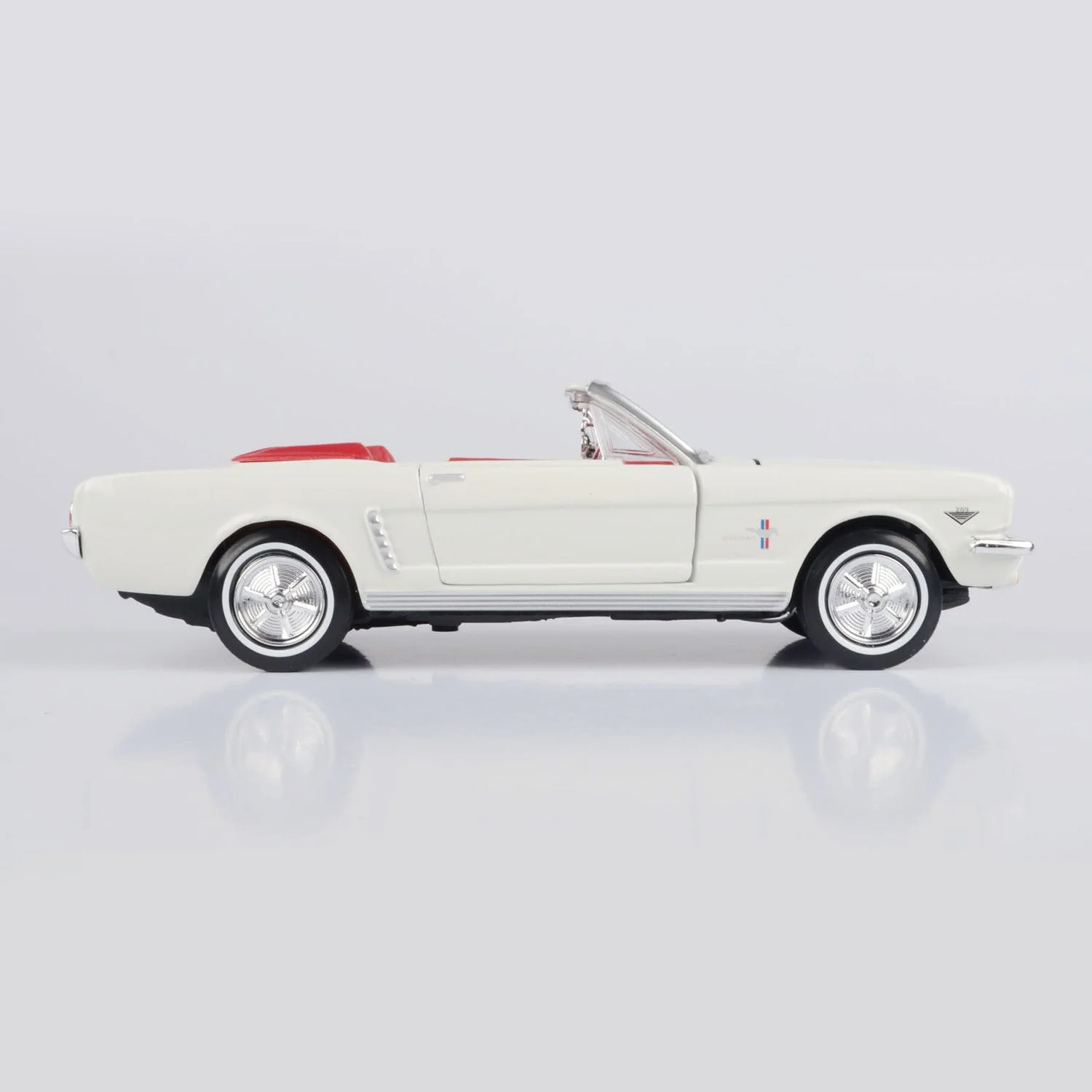 James Bond Ford Mustang Convertible Model Car - Goldfinger Edition - By Motormax (Outlet Item) - Image 3