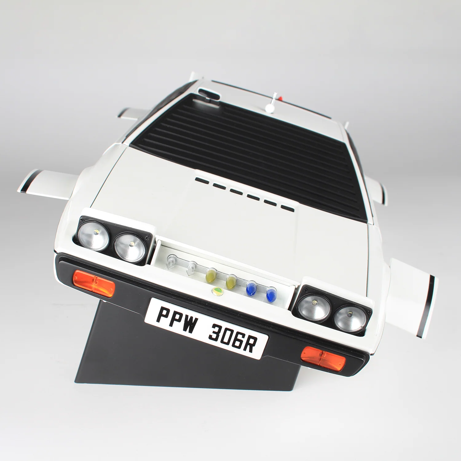 James Bond The Spy Who Loved Me Lotus Esprit Model Car Kit - Collector's Numbered Edition - By Agora Models - Image 17