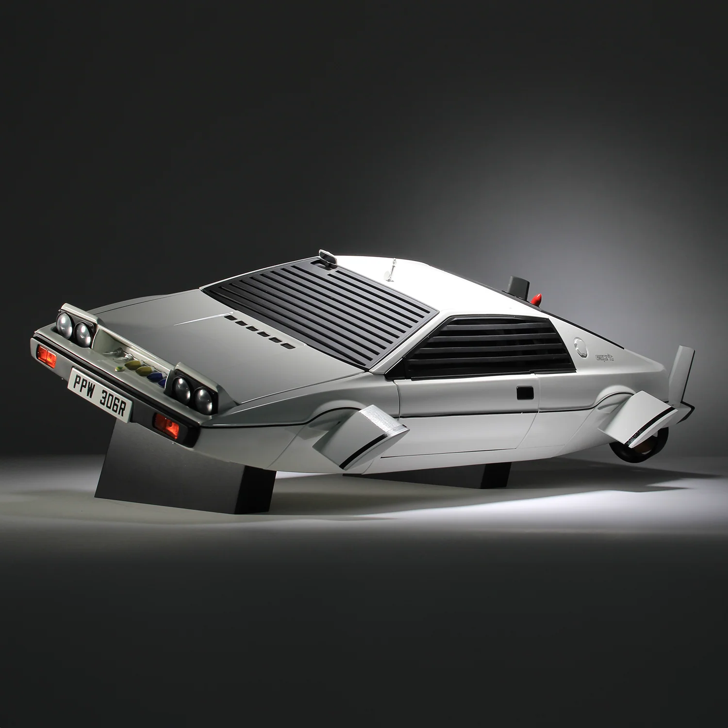 James Bond The Spy Who Loved Me Lotus Esprit Model Car Kit - Collector's Numbered Edition - By Agora Models - Image 21