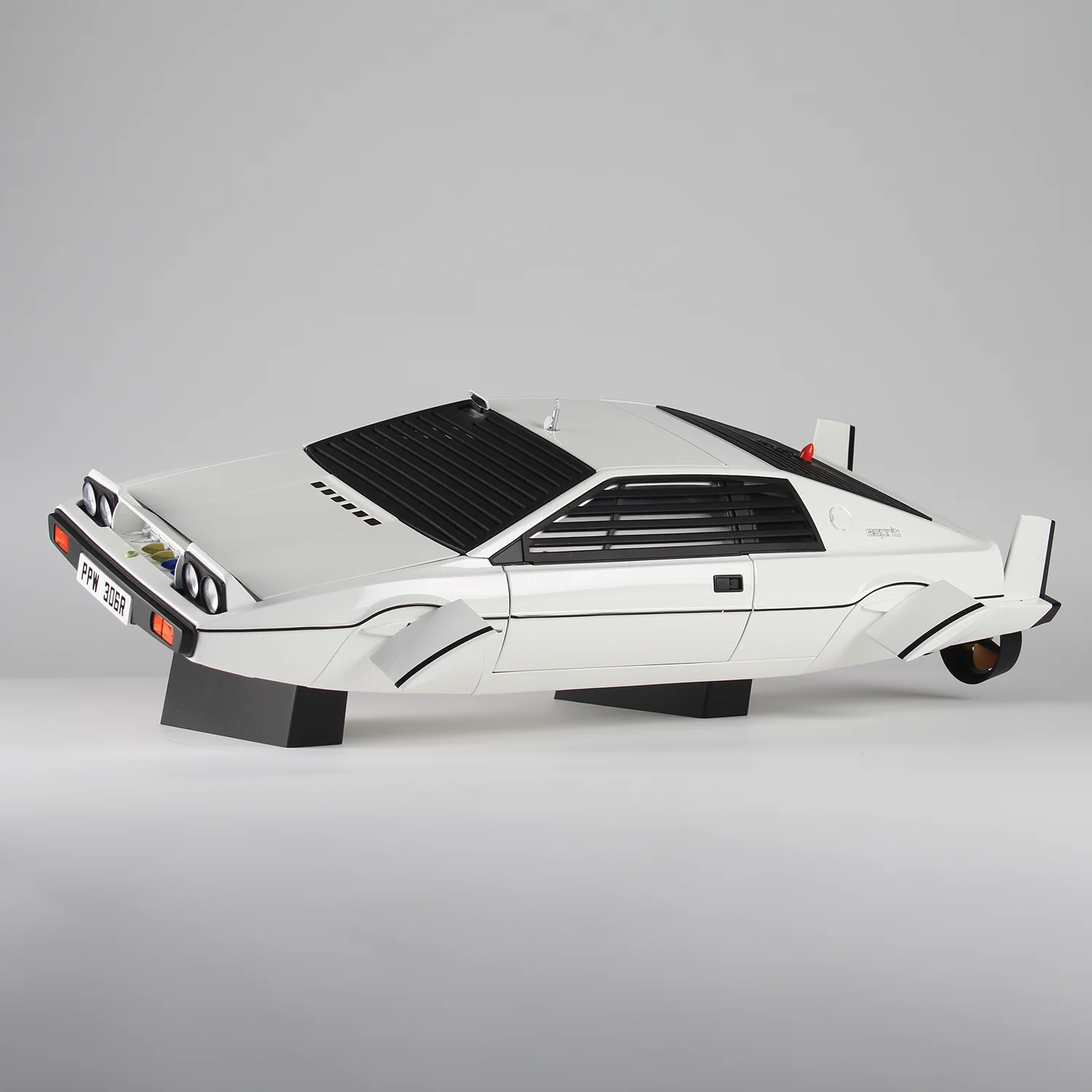 James Bond The Spy Who Loved Me Lotus Esprit Model Car Kit - Collector's Numbered Edition - By Agora Models - Image 25