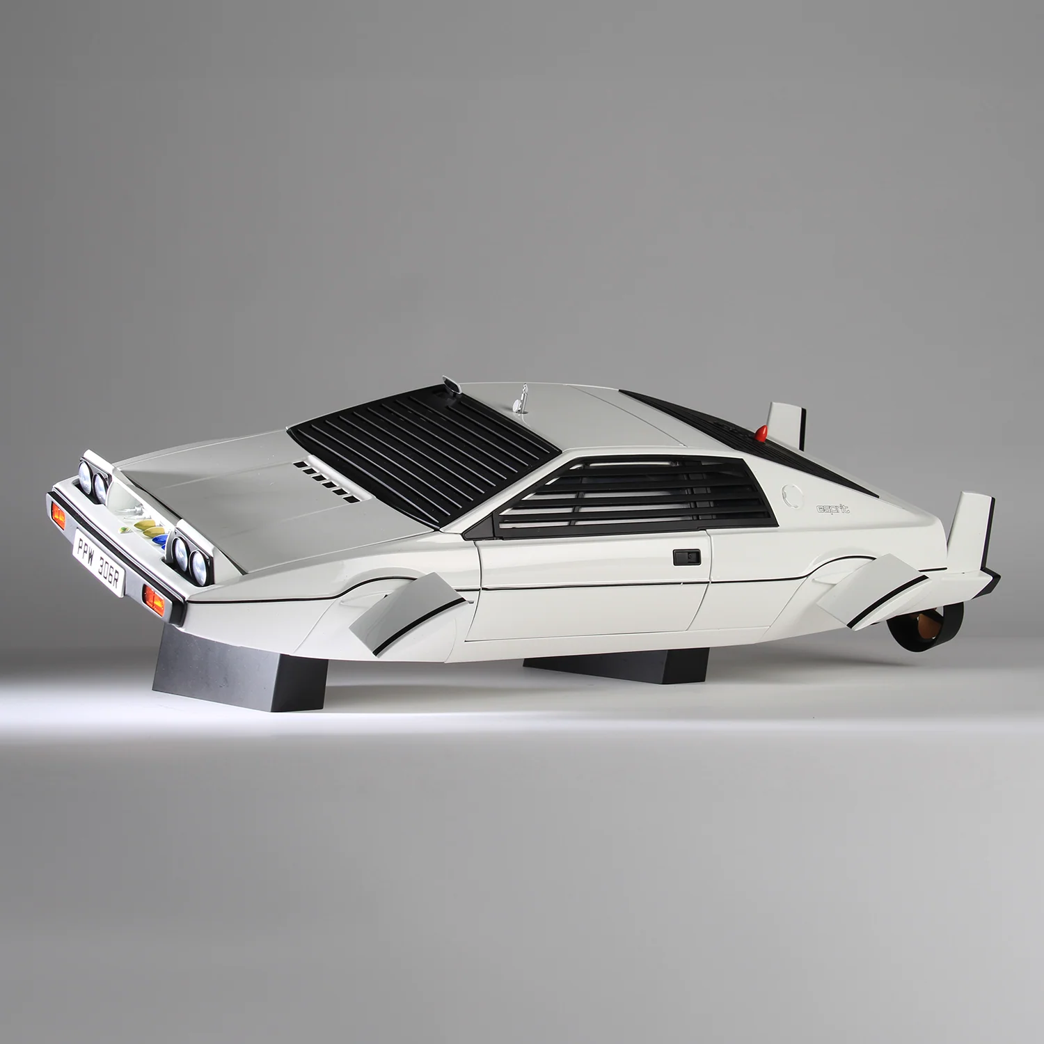 James Bond The Spy Who Loved Me Lotus Esprit Model Car Kit - Collector's Numbered Edition - By Agora Models - Image 26