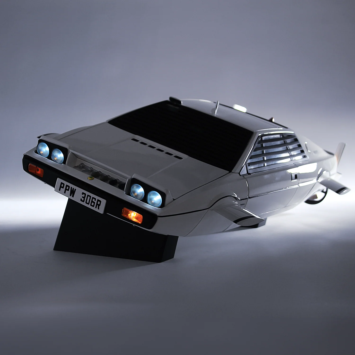 James Bond The Spy Who Loved Me Lotus Esprit Model Car Kit - Collector's Numbered Edition - By Agora Models - Image 3