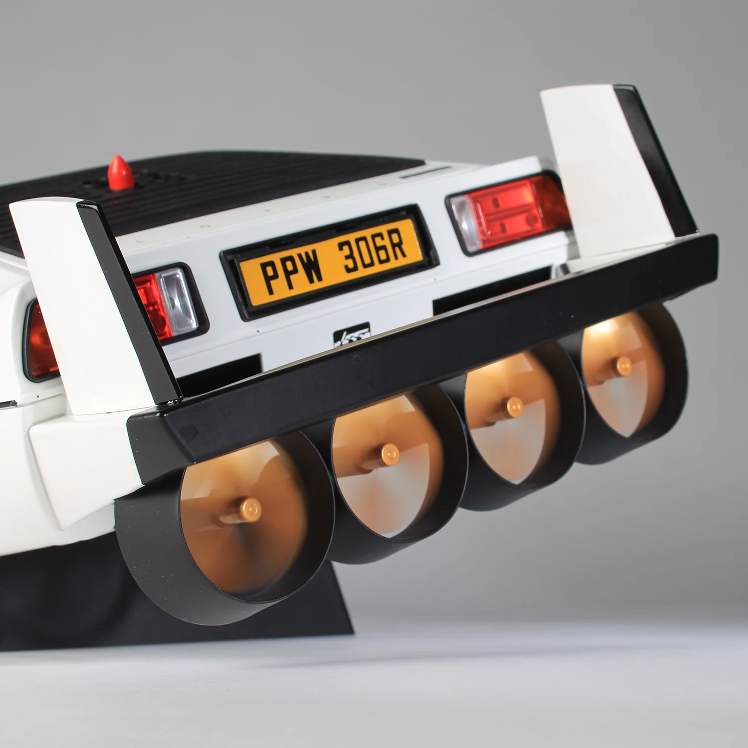 James Bond The Spy Who Loved Me Lotus Esprit Model Car Kit - Collector's Numbered Edition - By Agora Models - Image 9