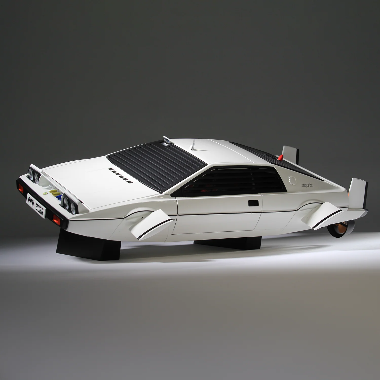 James Bond The Spy Who Loved Me Lotus Esprit Model Car Kit - By Agora Models - Image 21