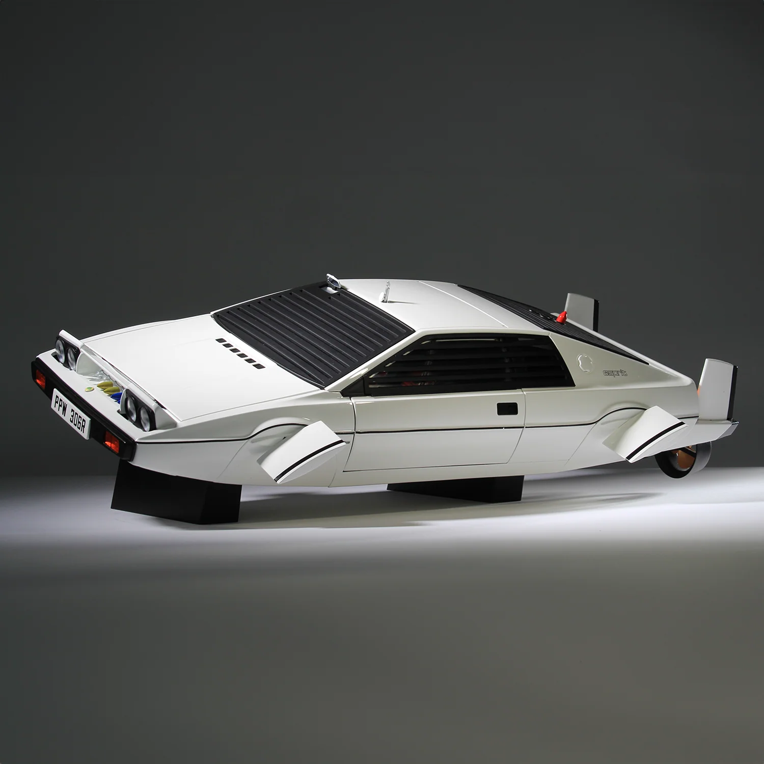 James Bond The Spy Who Loved Me Lotus Esprit Model Car Kit - By Agora Models - Image 22