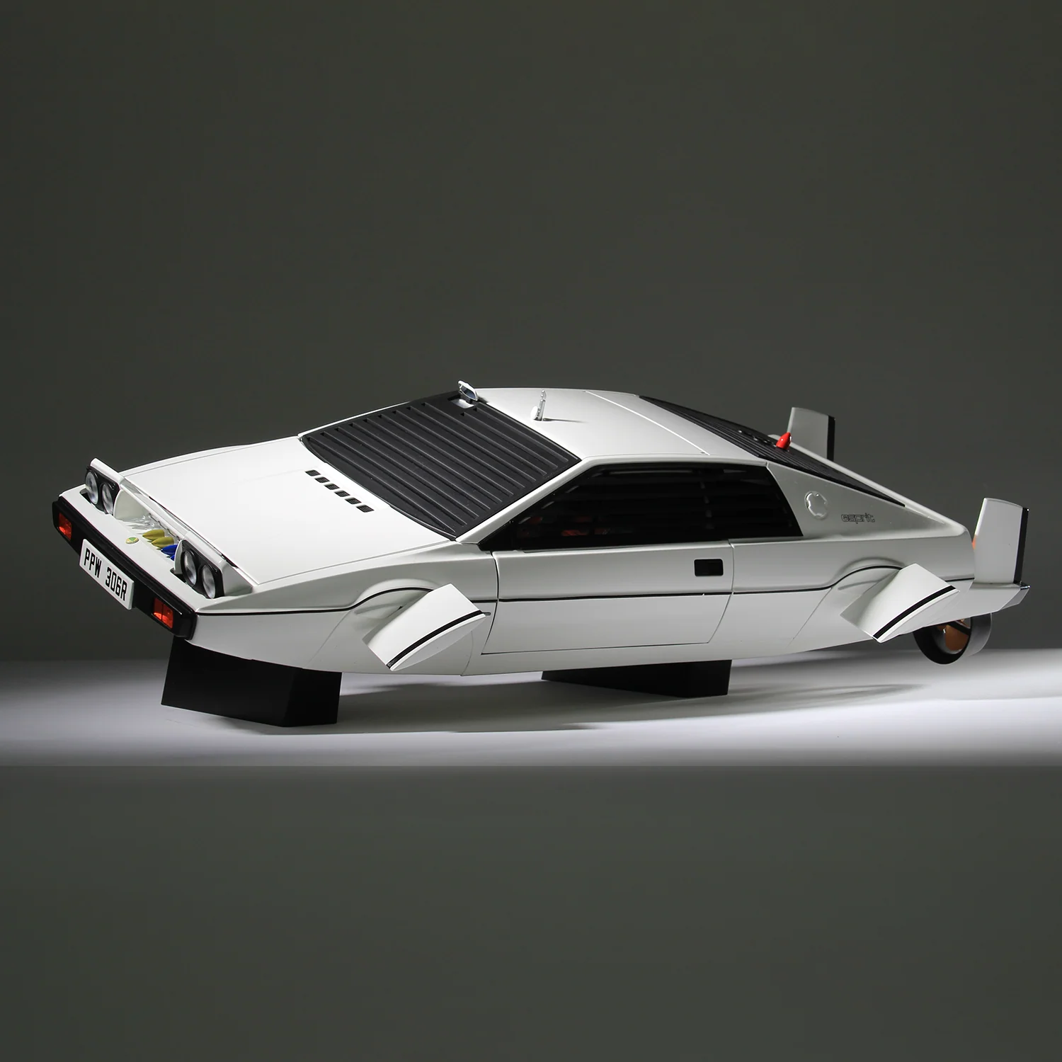 James Bond The Spy Who Loved Me Lotus Esprit Model Car Kit - By Agora Models - Image 23
