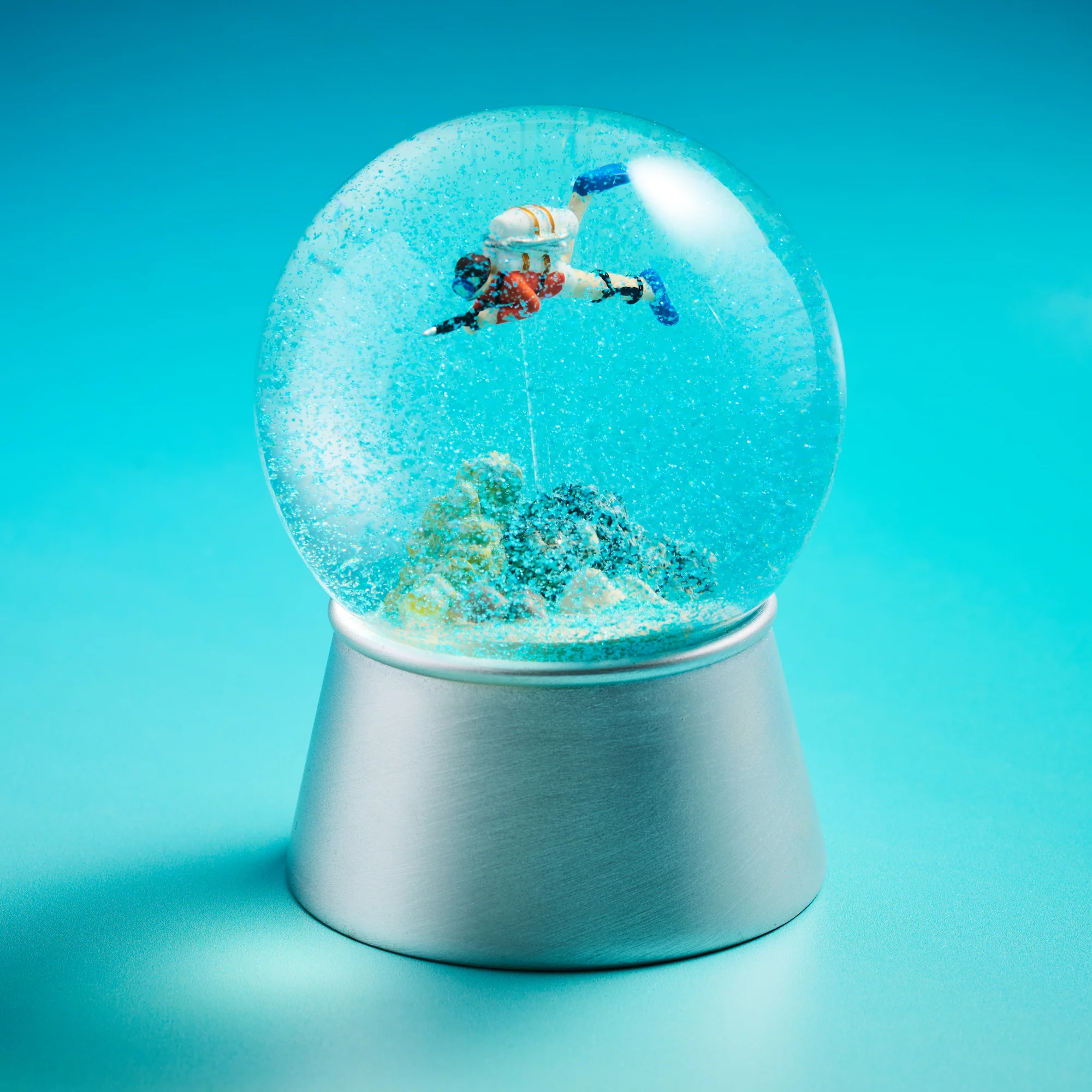 James Bond Thunderball Sea Globe - Limited Edition (Outlet Item) - Image 4